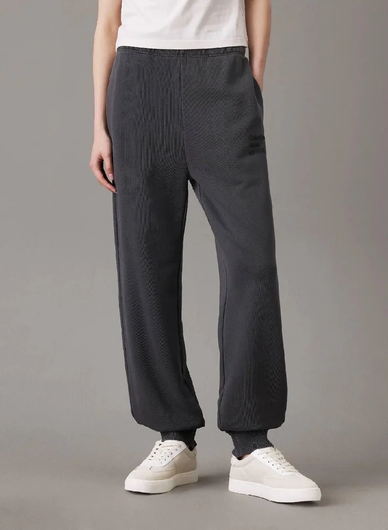 كالفن كلاين جينز بنطال رياضي خفيف من قماش تيري بلون باهت