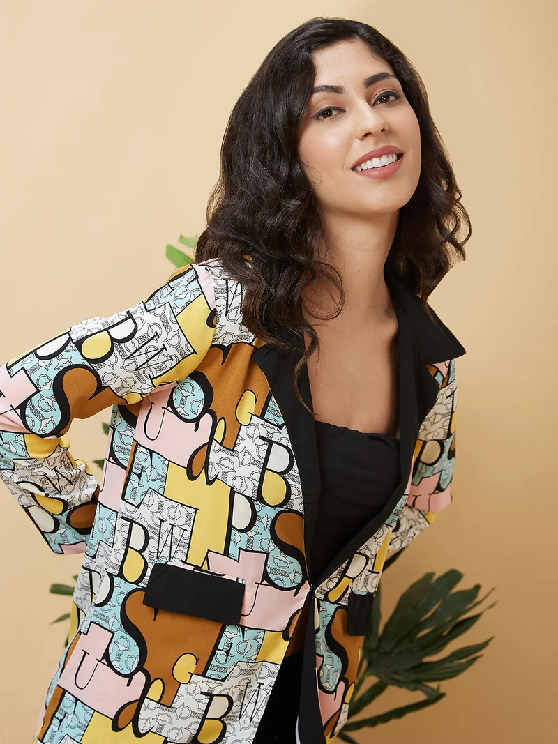 جلو باص جاكيت نسائي مفتوح من الأمام بأكمام طويلة وطباعة كتابية من جلوبس