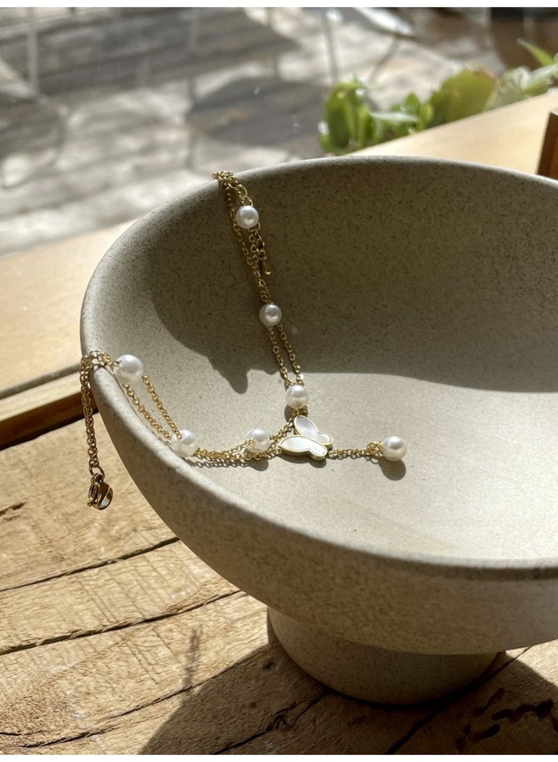 ڤيا خلخال أنيق مزين بفراشة لامعة ولؤلؤ صناعي راقٍ، يضفي لمسة أنثوية ناعمة على إطلالتك اليومية. - Image 4