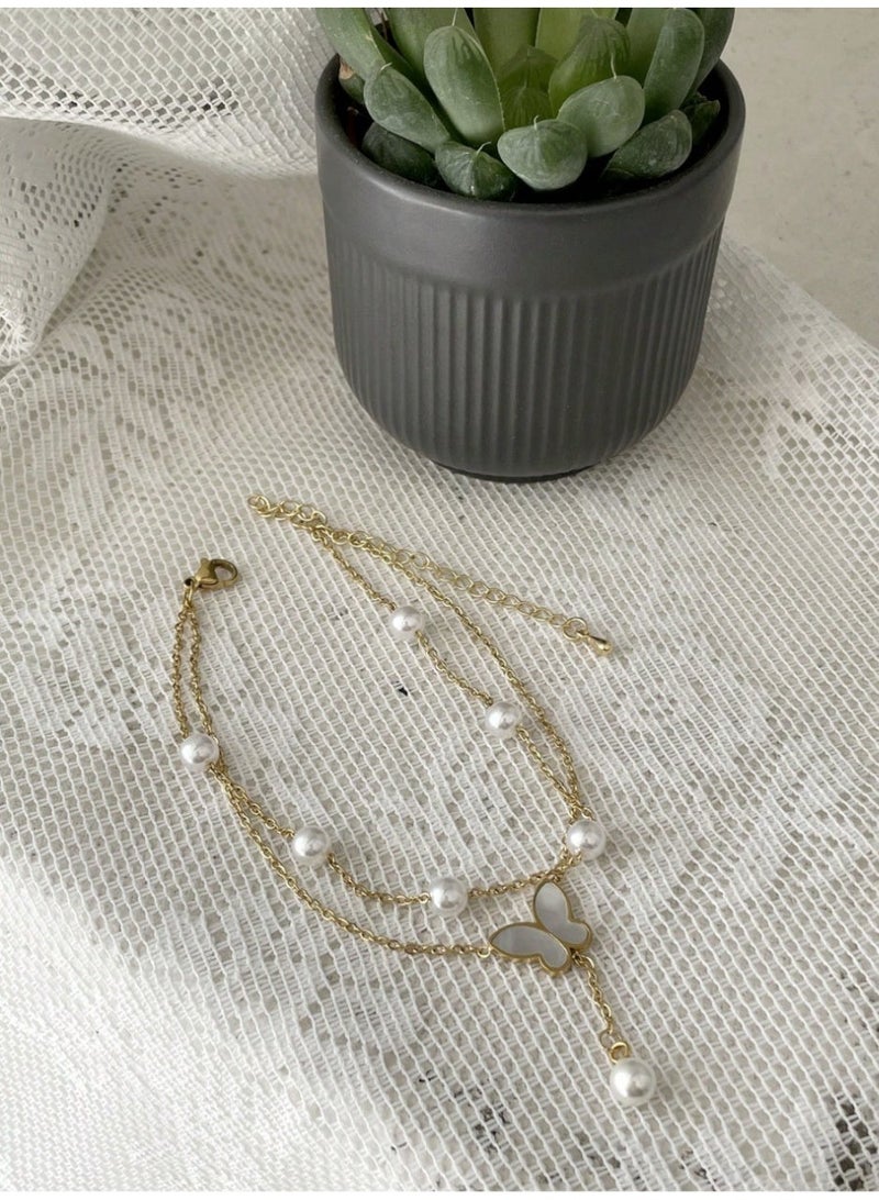 ڤيا خلخال أنيق مزين بفراشة لامعة ولؤلؤ صناعي راقٍ، يضفي لمسة أنثوية ناعمة على إطلالتك اليومية. - Image 2