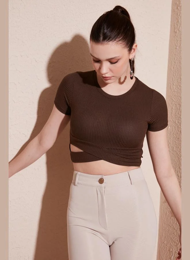 ليلا بلوزة نسائية قصيرة بأكمام قصيرة وخصر مضلع