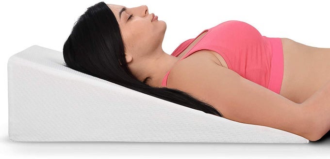 BED WEDGE PILLOW WITH MEMORY FOAM TOP 75IN IDEAL FOR COMFORTABLE RESTFUL SLEEPING WEDGE PILLOW NECK BACK PAIN RELIEF ACID REFLUX SNORING HEARTBURN ALLERGIES VERSATILE WASHABLE COVER