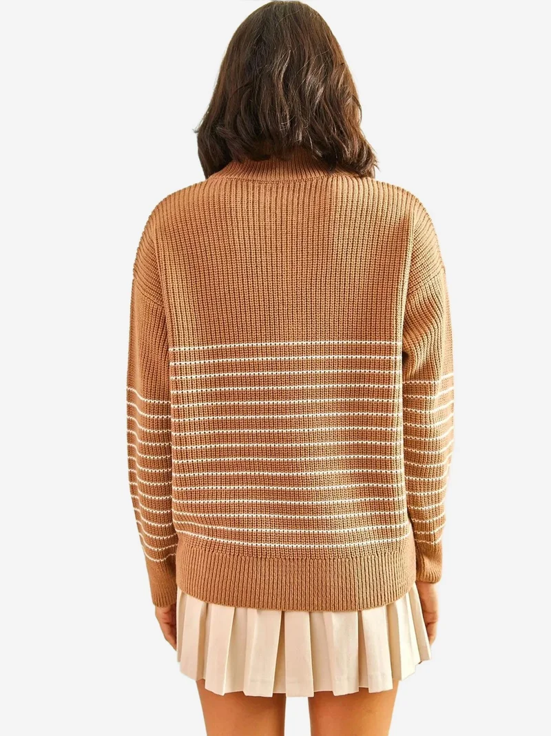 Bianco Lucci LUCCI Striped Ribbed Crop Sweater with Zipper Collar