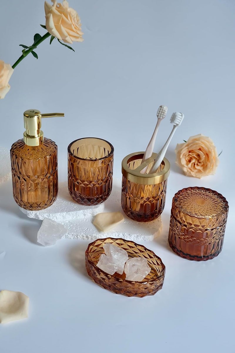 LaMarriti طقم إكسسوارات الحمام البني من ، 5 قطع من إكسسوارات الحمام الزجاجية العنبرية، ديكور الحمام الكلاسيكي، موزع صابون اليد، طبق صابون، طقم حامل فرشاة أسنان، كوب، برطمانات أعواد قطن، طقم هدايا - Image 5