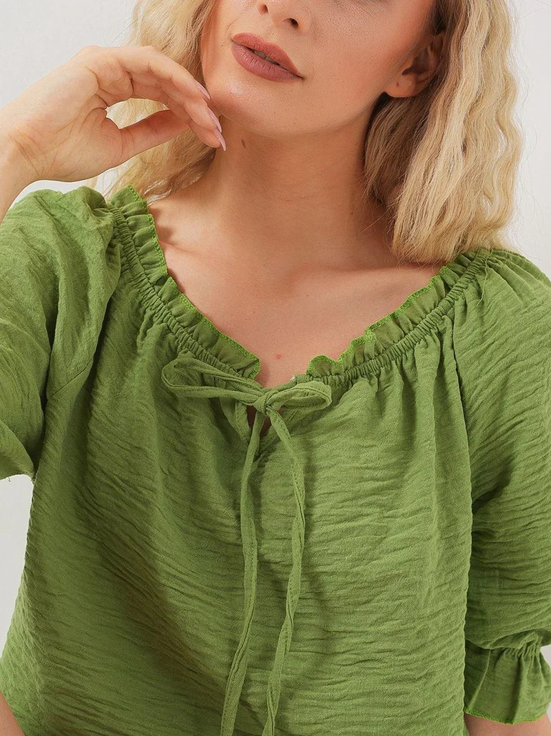 بيغ دارت بلوزة قصيرة بياقة قارب مزينة بالكرات