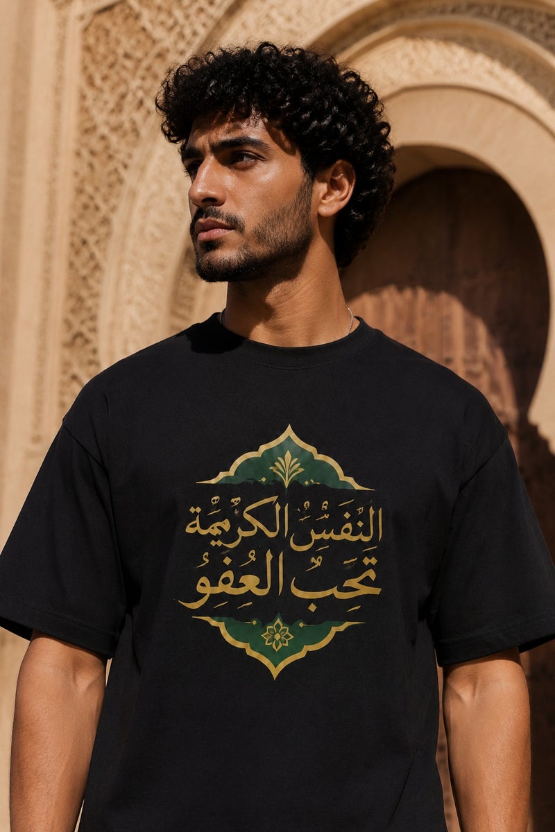 تي شيرت رجالي أسود بطبعة خط عربي أنيق بقصة واسعة وأكمام قصيرة وياقة دائرية - Image 1