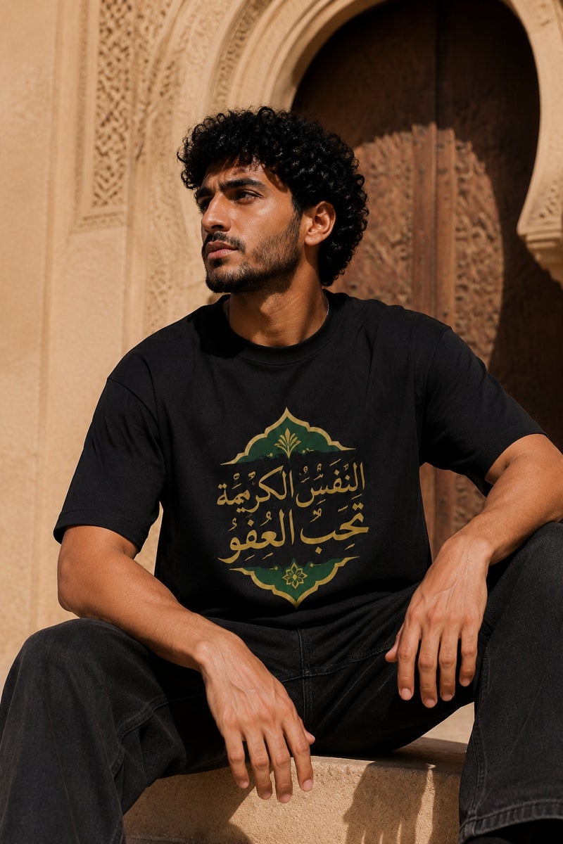 تي شيرت رجالي أسود بطبعة خط عربي أنيق بقصة واسعة وأكمام قصيرة وياقة دائرية - Image 4