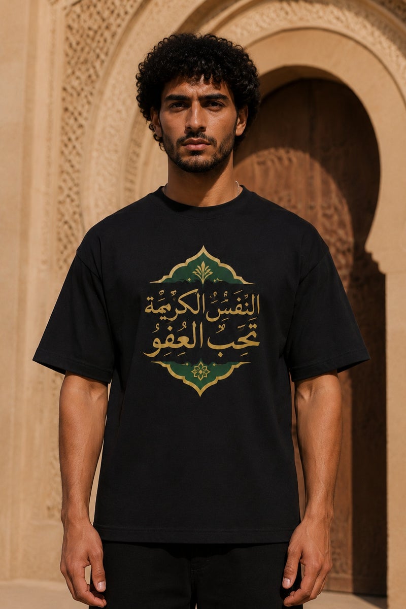 تي شيرت رجالي أسود بطبعة خط عربي أنيق بقصة واسعة وأكمام قصيرة وياقة دائرية - Image 2