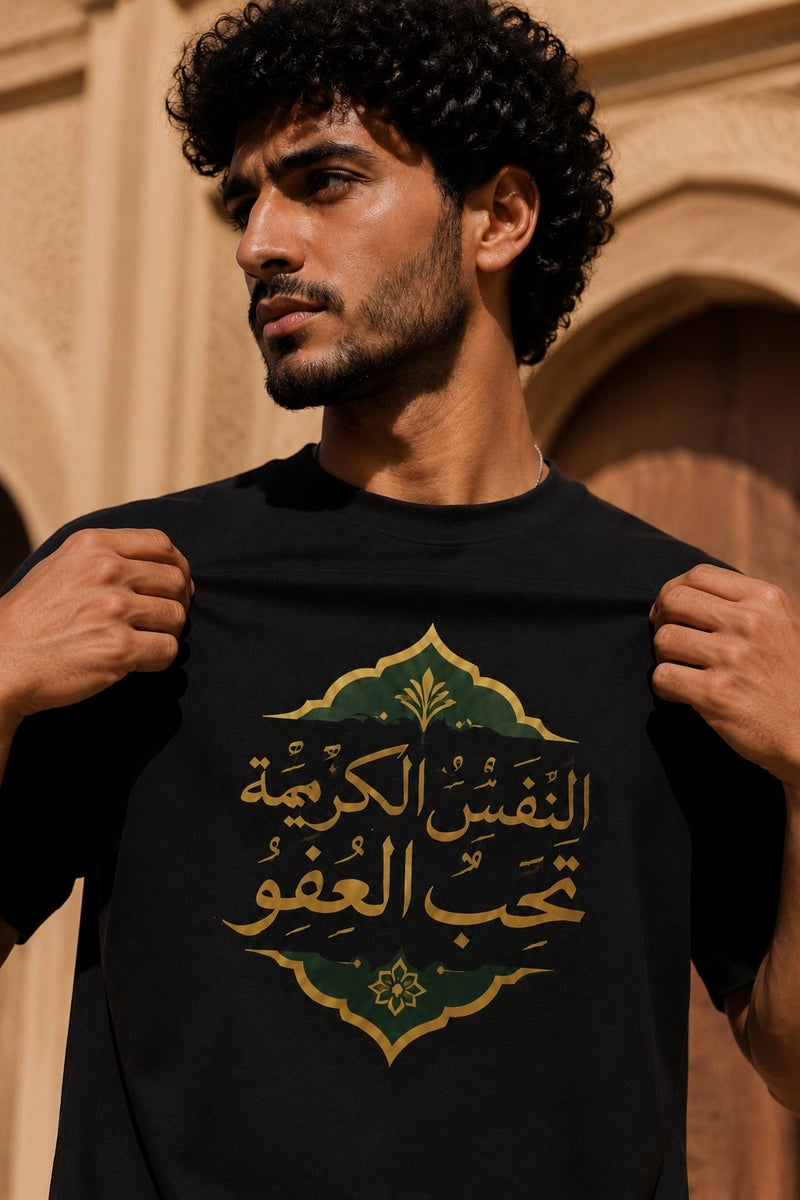 تي شيرت رجالي أسود بطبعة خط عربي أنيق بقصة واسعة وأكمام قصيرة وياقة دائرية - Image 5