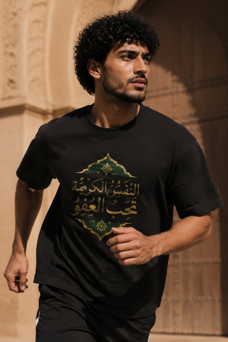 تي شيرت رجالي أسود بطبعة خط عربي أنيق بقصة واسعة وأكمام قصيرة وياقة دائرية - Image 3