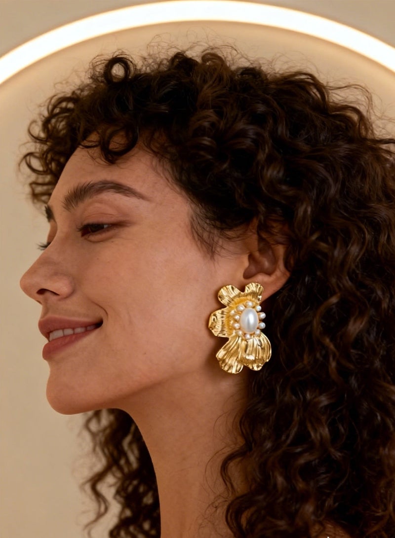 أقراط لؤلؤ على شكل زهرة للنساء مع دبابيس من فضة 925 مضادة للحساسية، مجوهرات خفيفة وأنيقة للارتداء اليومي واللحظات الخاصة، هدية مثالية للسيدات - Image 3