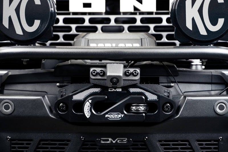 DV8 Offroad حامل نقل الكاميرا الأمامية لسيارة فورد برونكو 2021-2025 | يصحح عرض 360 مع بامبر الونش | يتضمن كابل بصري للكاميرا مطول وخراطيم رش | قابل للتعديل لإعدادات مختلفة | DV8 أوف رود - Image 4