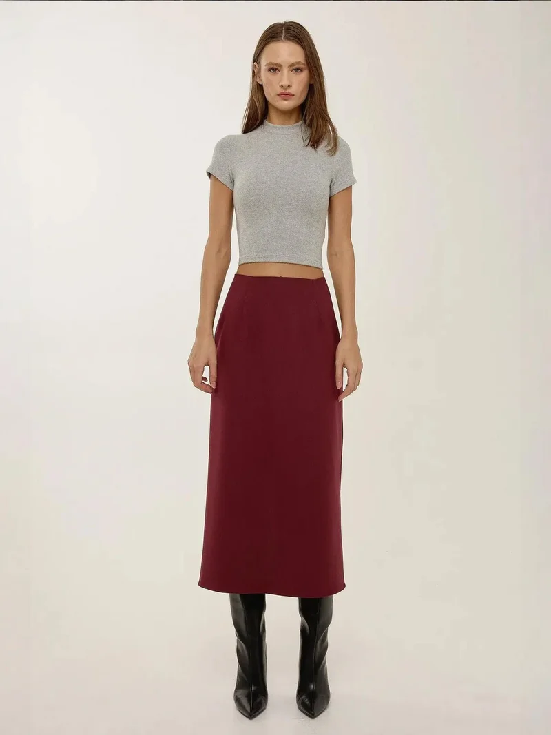 زوبعة تنورة ميدي بخصر عالٍ بلون عنابي