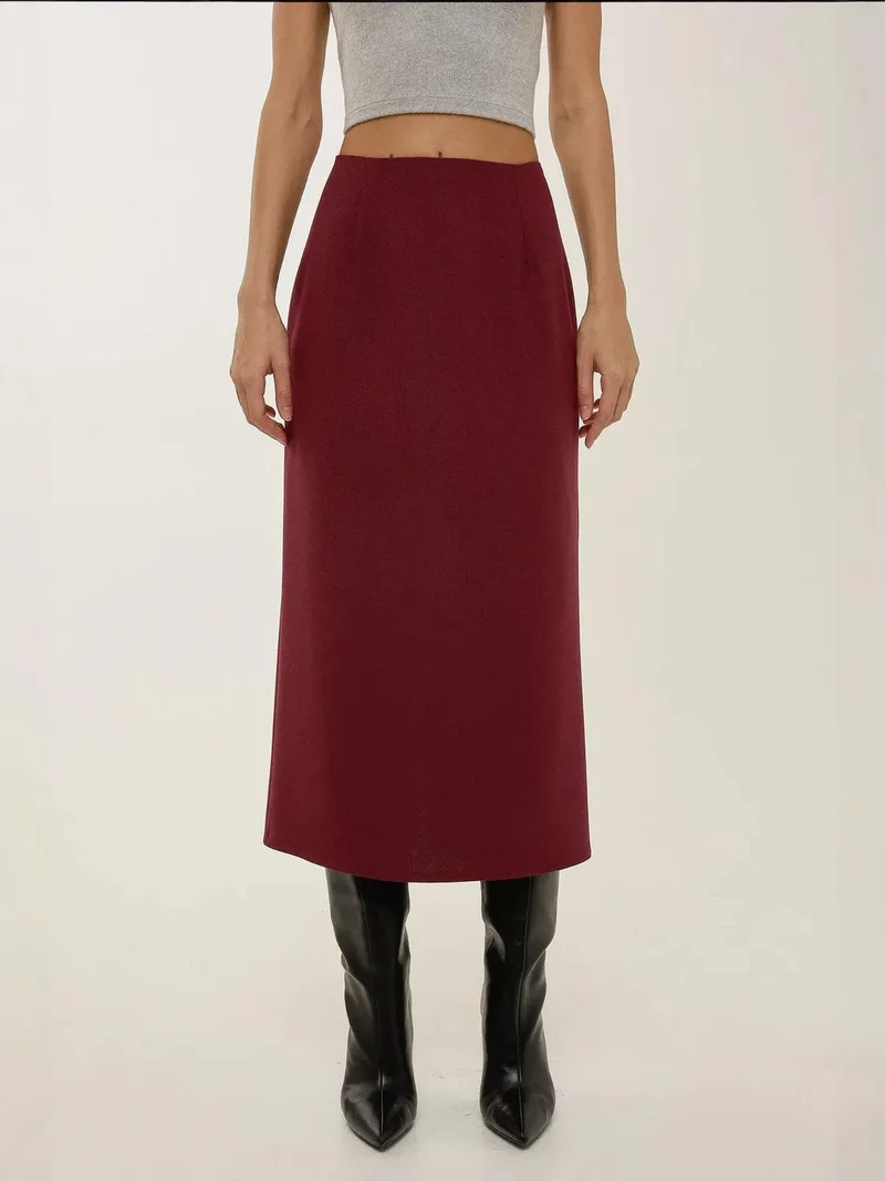 زوبعة تنورة ميدي بخصر عالٍ بلون عنابي