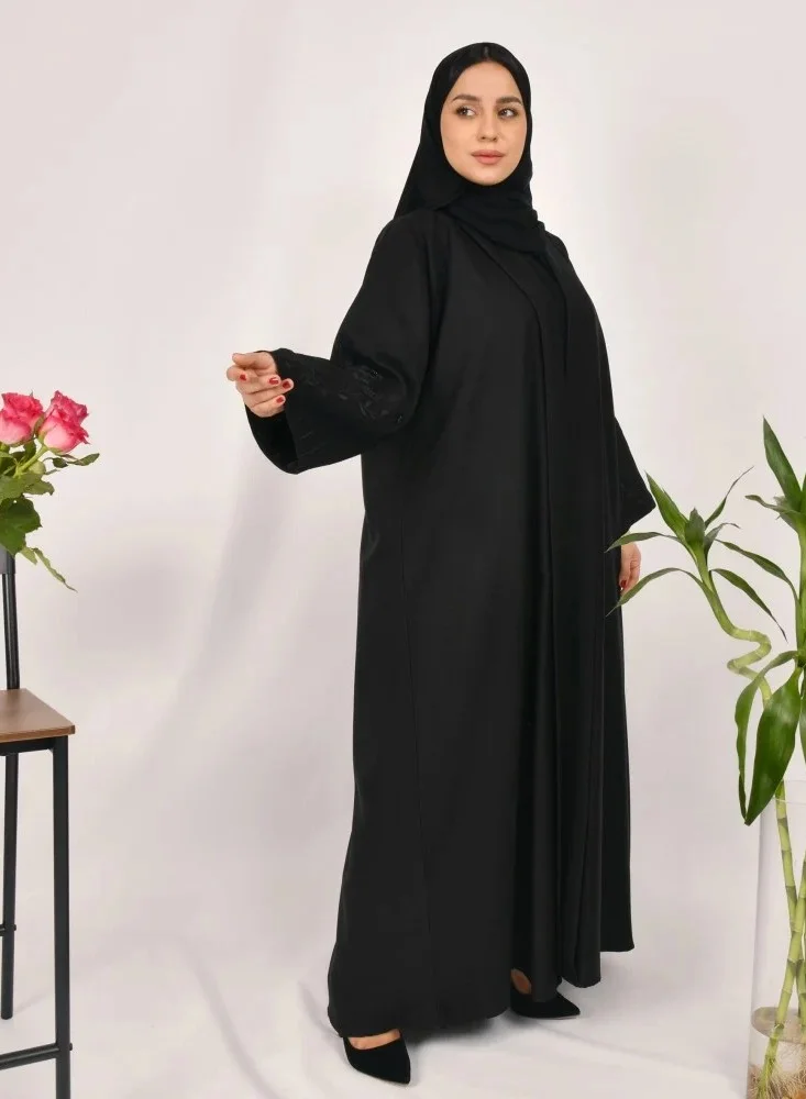 عبايات لمحة عباية راء - الرائعة بتطريز أسود على الأكمام وياقة طويلة