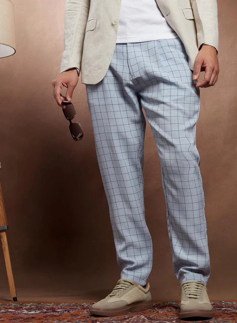 Campus Sutra Men's Cloud Grey Graph Tailored Trousers For Casual Wear | Mid-Rise | Regular Fit | Button Closure | Trousers Crafted With Comfort Fit For Everyday Wear