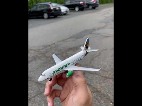 Daron طائرة دارون – خطوط فرونتير الجوية – نموذج طائرة معدنية مصنوعة من الصب مع أجزاء بلاستيكية للأطفال من عمر 3 سنوات فما فوق - Image 3