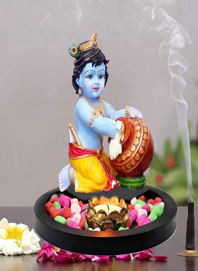 SHREE RAM IMPEX تمثال شري رام إمبكس للرب كريشنا الصغير المصنوع من البولي ريزين والخشب، مزين بأزهار خشبية وأحجار طبيعية، وحامل شموع على شكل زهرة اللوتس، وصينية خشبية. - Image 1