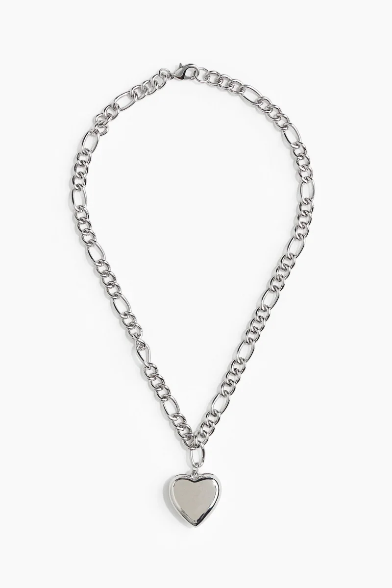 اتش اند ام قلادة مزيّنة بحلية على شكل قلب