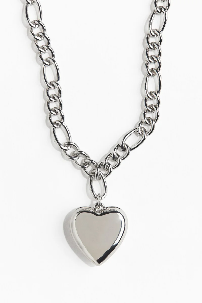 اتش اند ام قلادة مزيّنة بحلية على شكل قلب