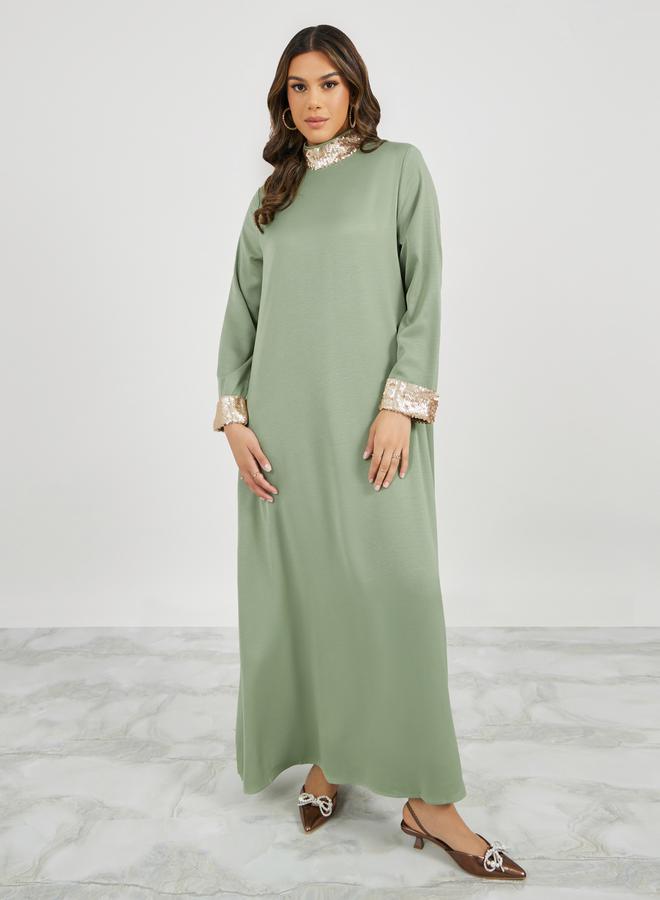 ستايلي جلابية مزينة بالترتر بياقة عالية - Image 2