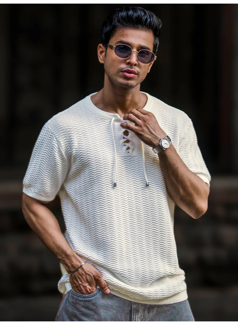 مانياك تيشيرت رجالي مانياك نصف أبيض بقصة ضيقة وياقة هنلي وأكمام نصفية بنقوش