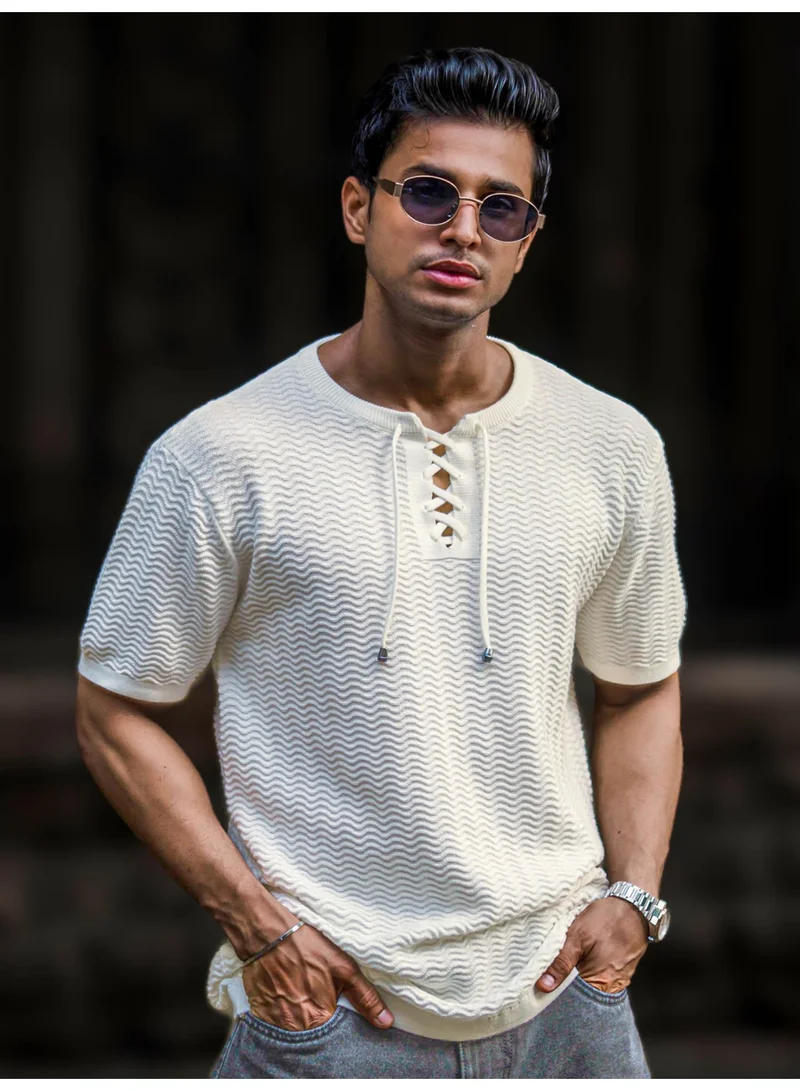 مانياك تيشيرت رجالي مانياك نصف أبيض بقصة ضيقة وياقة هنلي وأكمام نصفية بنقوش