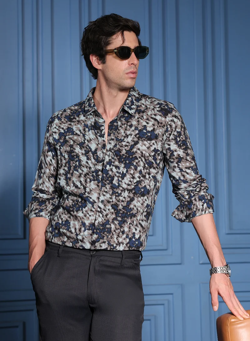 كامبوس سوترا قميص رجالي بطبعة متباينة وياقة منتشرة وأكمام طويلة بأزرار وحافة منحنية وطبعة تجريدية من نسيج منسوج للارتداء اليومي الكاجوال - أزرق داكن وبني رمادي
