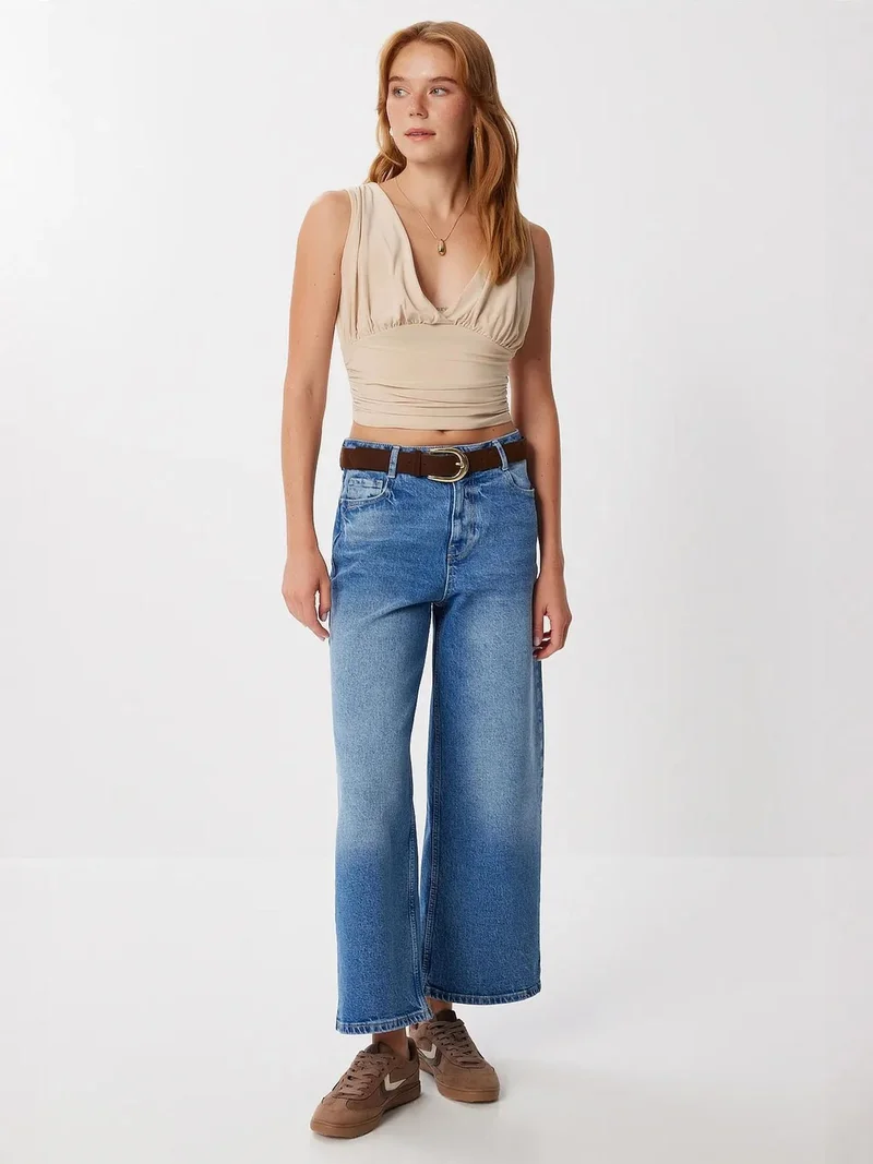 السعادة في إسطنبول ISTANBUL Sleeveless V-Neck Drape Crop Blouse