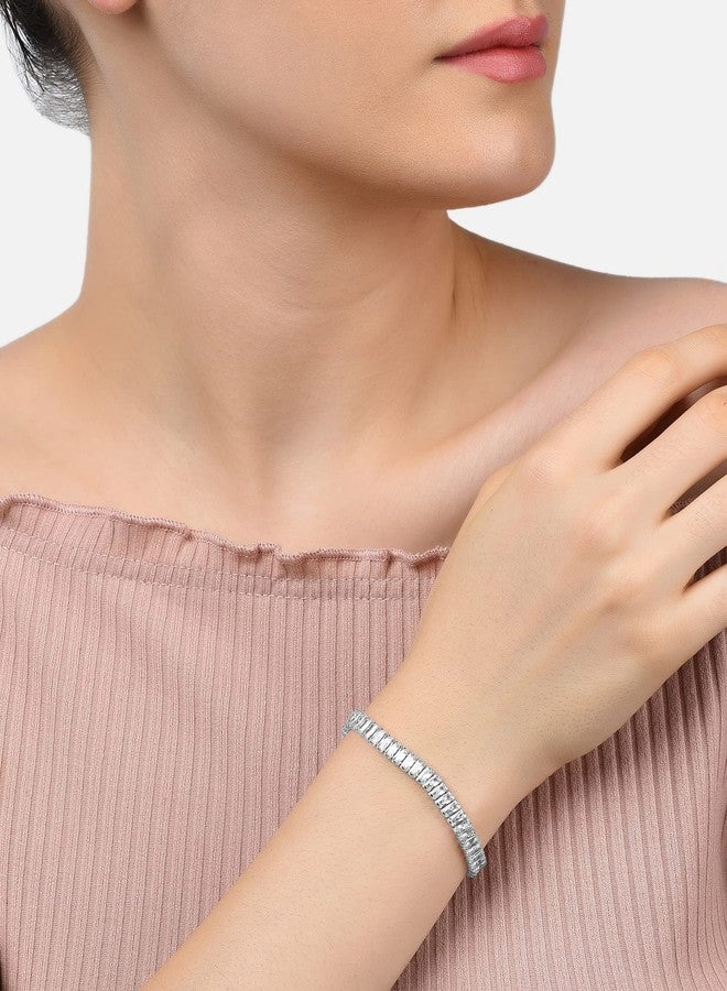 Zaveri Pearls مجموعة من سوارين من زافيري بيرلز، باللونين الذهبي الوردي والفضي، مرصعين بالزركونيا المكعبة، بتصميم عصري مناسب للتنس للنساء - ZPFK21607 - Image 4