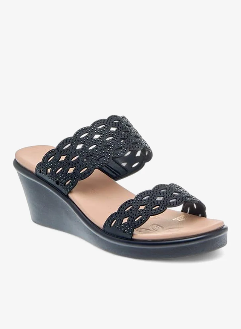 لو كونفورت صنادل نسائية بكعب ويدج وتفاصيل ليزر مزخرفة