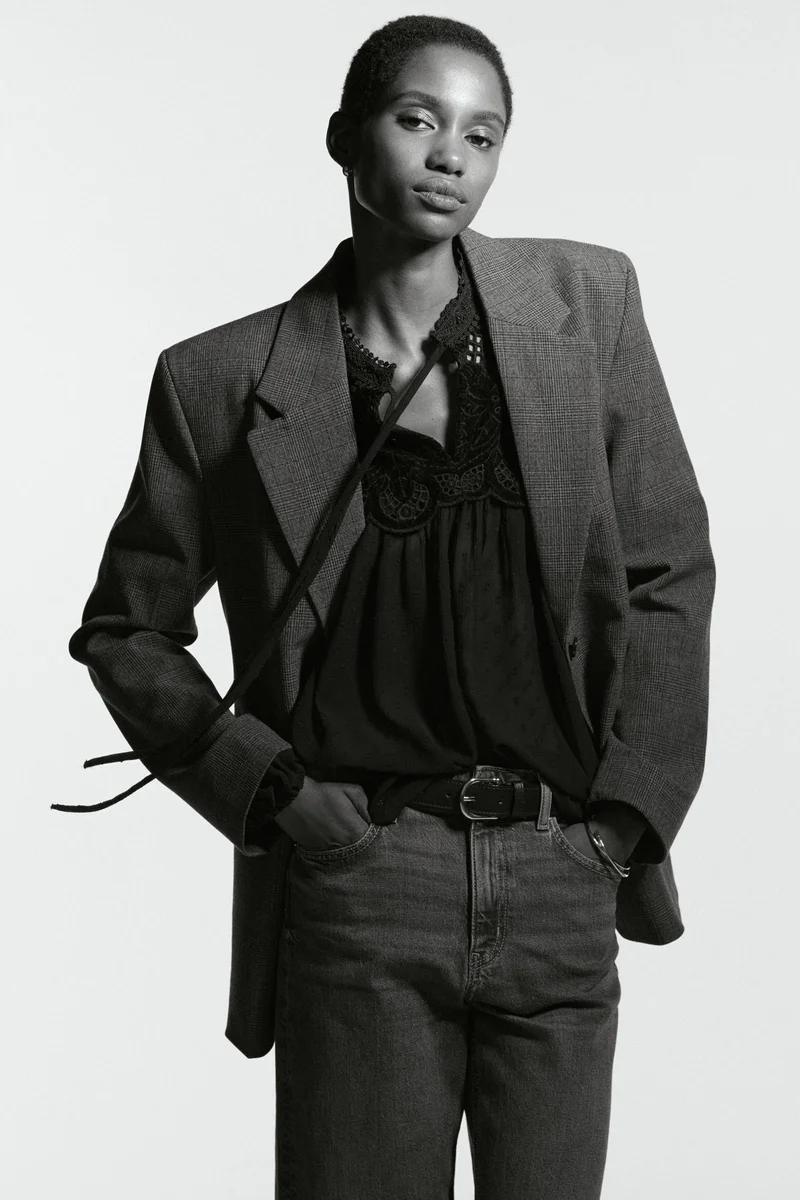 اتش اند ام بلوزة شفافة بتفاصيل من الدانتيل