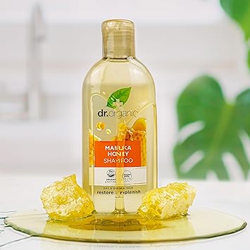 dr.organic مجموعة شامبو وبلسم دكتور أورجانيك بالعسل مانuka مع حقيبة سفر لاستعادة الشعر الجاف نباتي طبيعي خالي من القسوة خالي من البارابين وخالي من SLS قابل لإعادة التدوير مصنوع من بلاستيك محيطي معاد تدويره 265 مل - Image 4