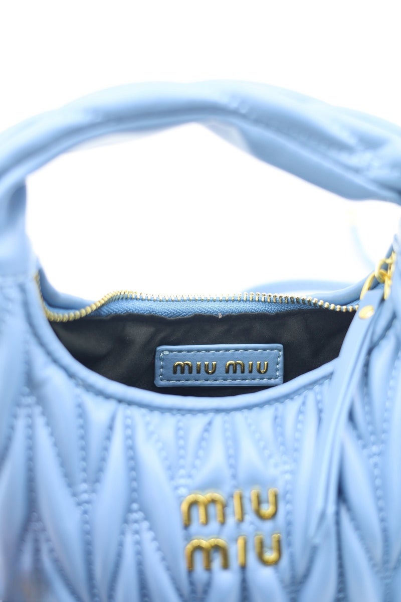 مياو مياو حقيبة كتف MIU Wander من جلد النابا مع حزام كروس بودي وإغلاق بسحاب - Image 5