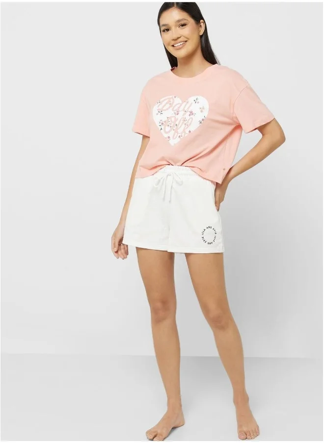 Isla & Evie Crew Neck Graphic Detail T-Shirt