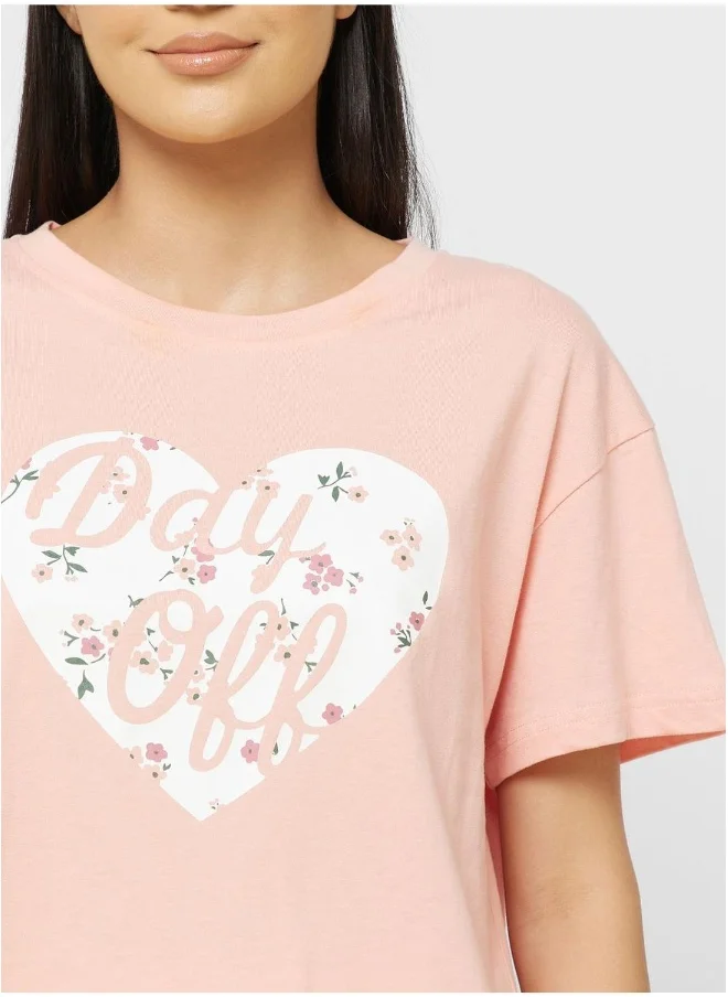 Isla & Evie Crew Neck Graphic Detail T-Shirt