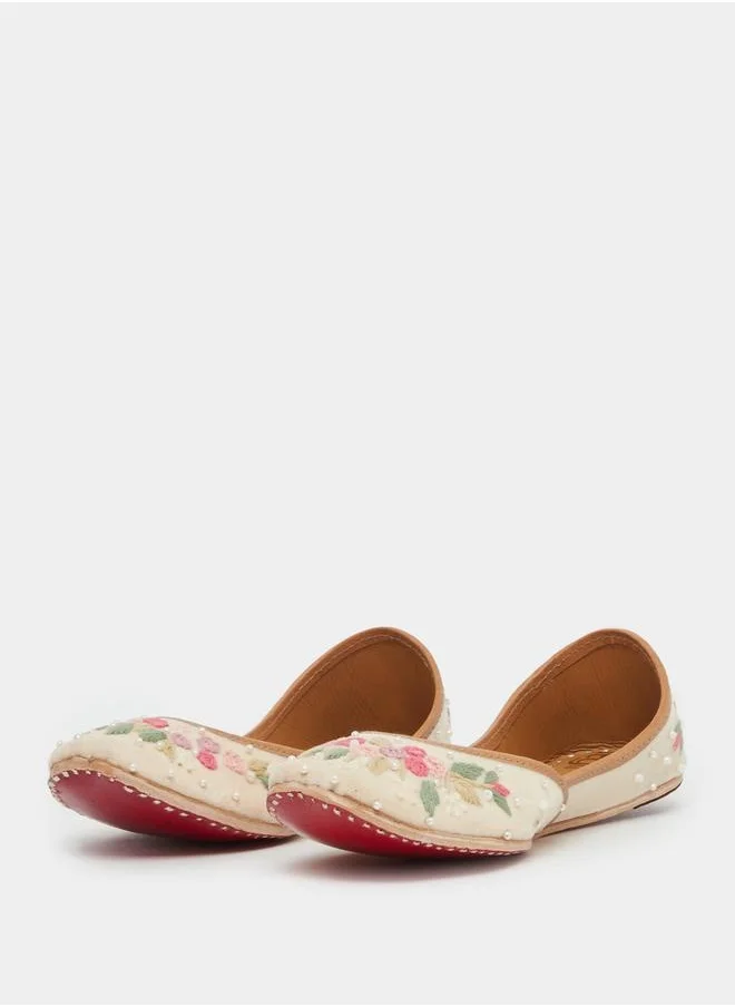 ستايلي Ethnic Embellished Flat Shoes