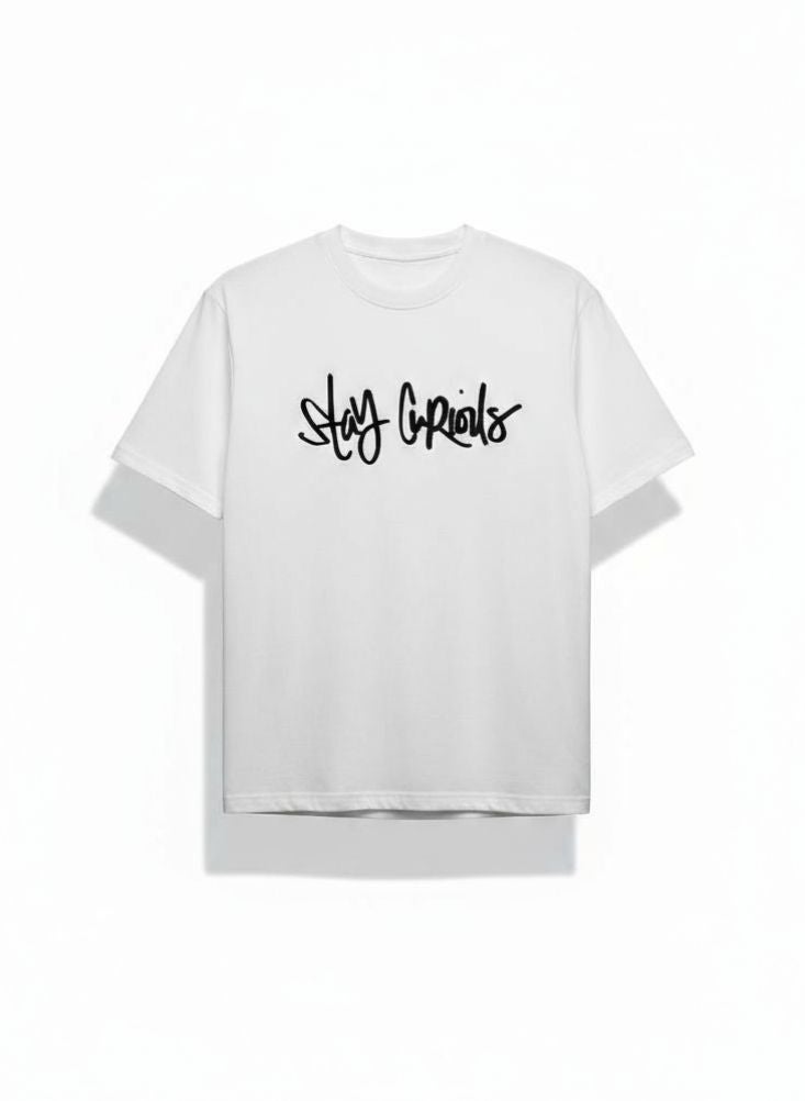 بريميم تي شيرت أبيض مطبوع عليه عبارة "ابقَ فضوليًا" بخط اليد – تي شيرت مناسب للجنسين - Image 4