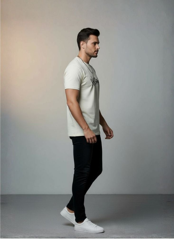 بريميم تي شيرت أبيض مطبوع عليه عبارة "ابقَ فضوليًا" بخط اليد – تي شيرت مناسب للجنسين - Image 3