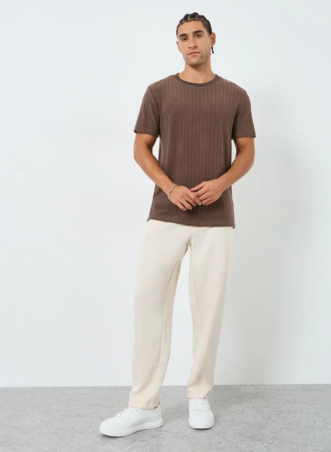 ستايلي تيشيرت بتفاصيل بارزة الملمس وياقة وهمية