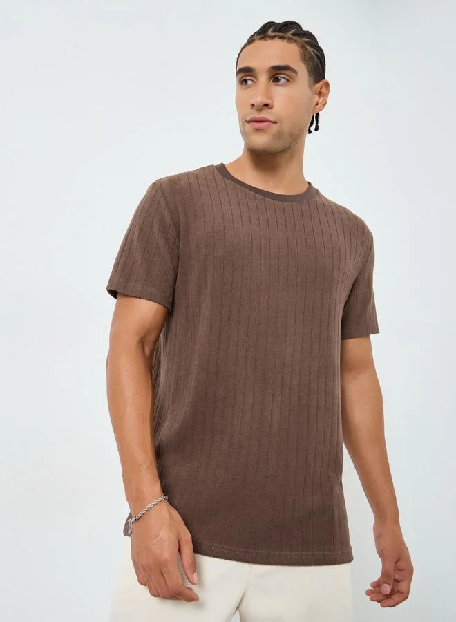 ستايلي تيشيرت بتفاصيل بارزة الملمس وياقة وهمية