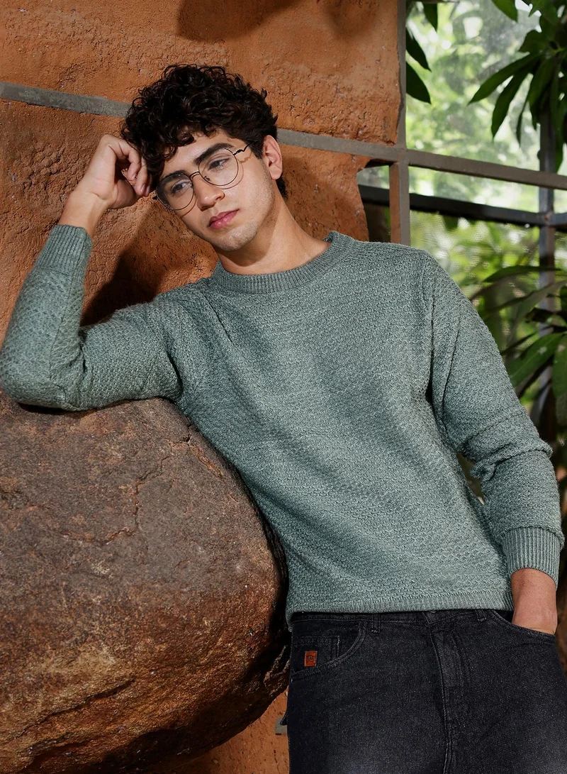 كامبوس سوترا كنزة رجالية محبوكة بنقش هندسي أخضر مريمي بياقة مستديرة وأكمام مضلعة وإغلاق سحب وحافة مستقيمة مضلعة.