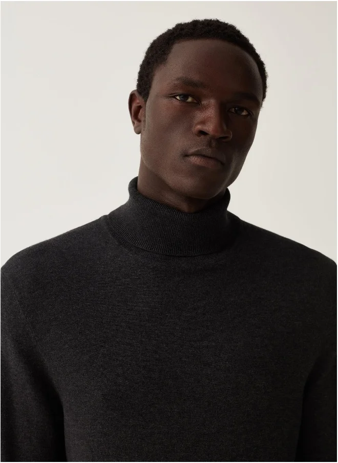 او في اس Pullover with high neck