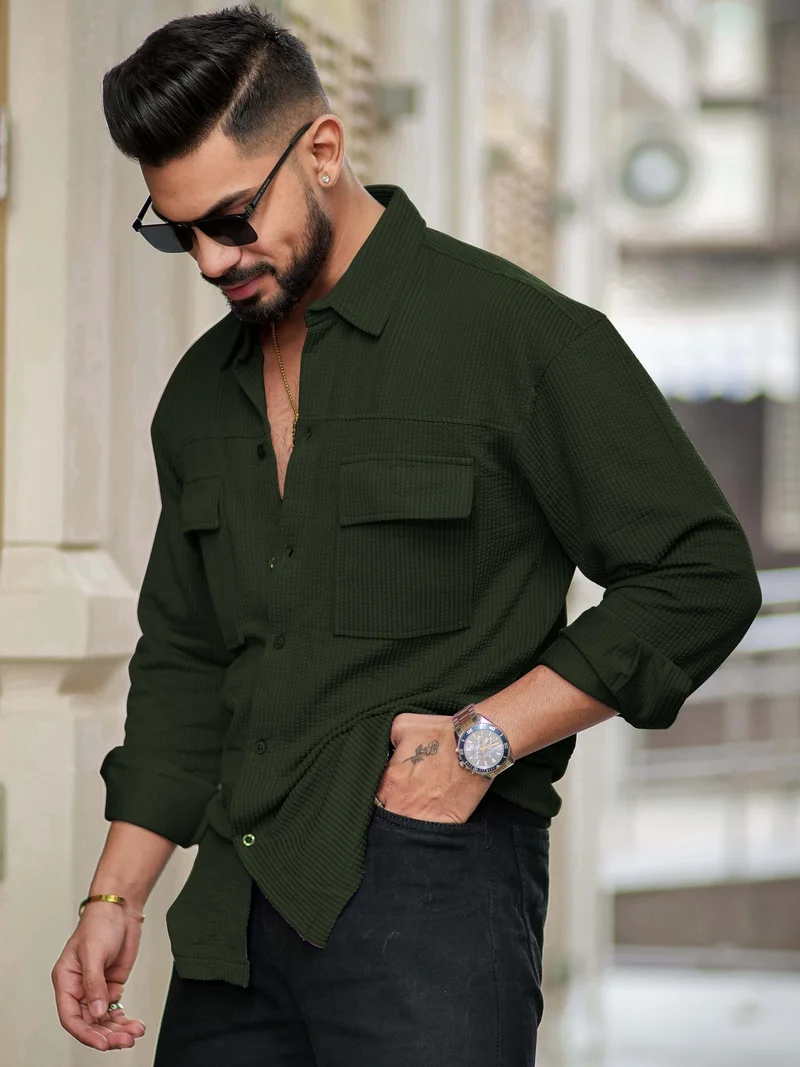مانياك قميص رجالي قطني واسع بأكمام كاملة وياقة بأزرار وجيبين بلون زيتوني