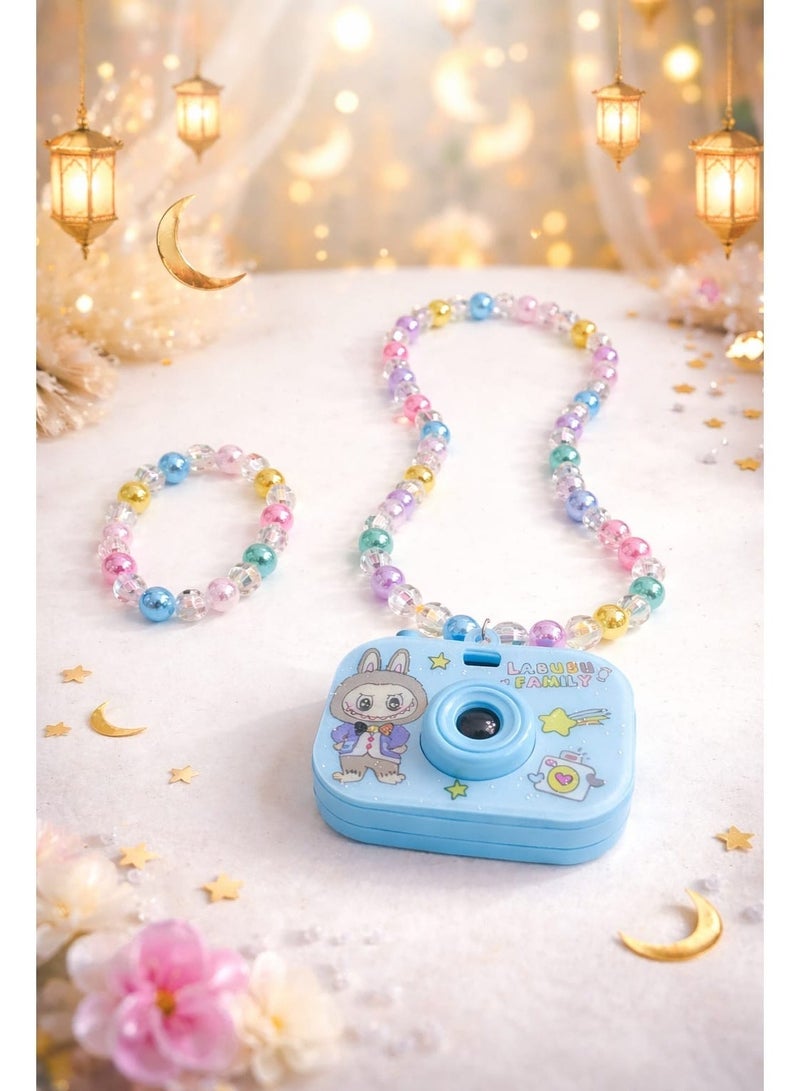 مجموعة هدايا عيد للأطفال - عبوة من 3 قطع | كاميرا لعبة لابوبو مع حزام مطرز + علبة هدايا العيد + بطاقة عيد مبارك | هدية العيد - Image 3
