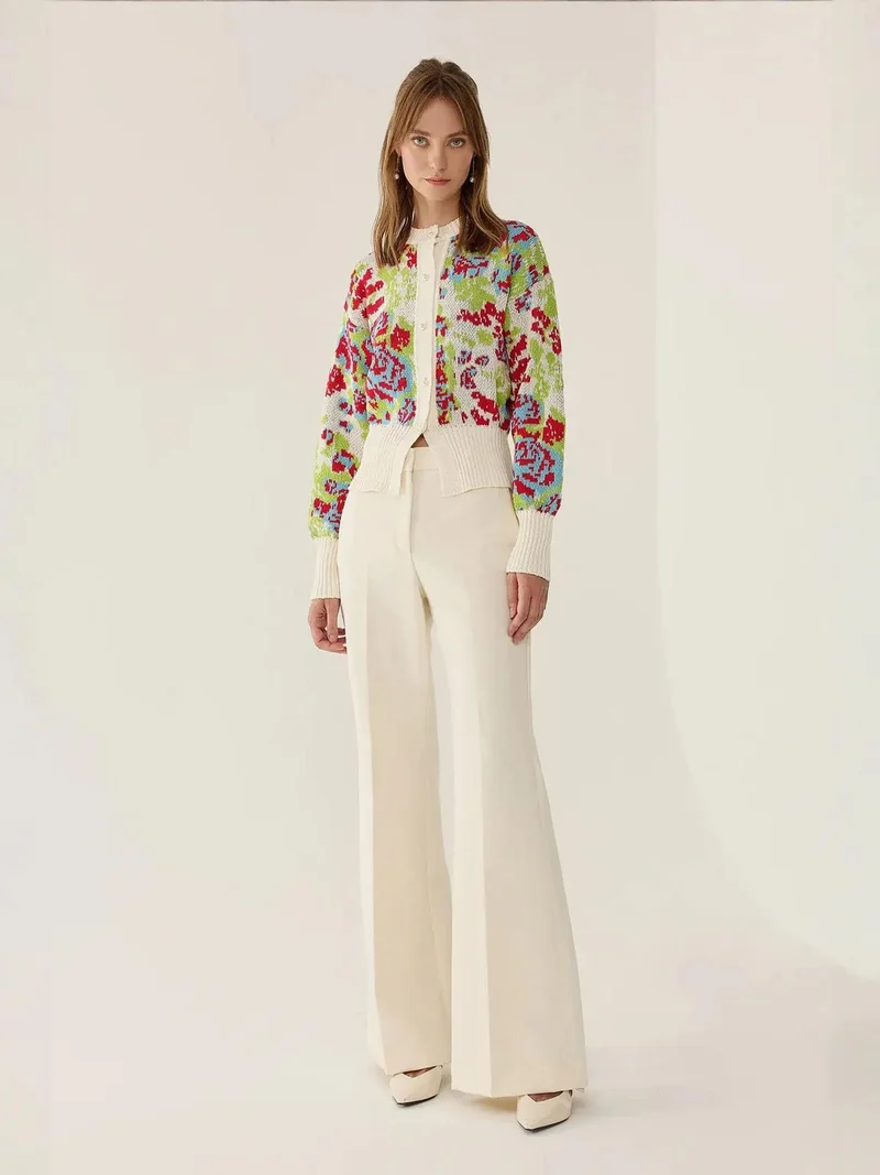 زوبعة كارديجان بأزرار بقصة مريحة ونقش تجريدي