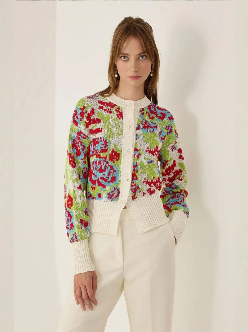 زوبعة كارديجان بأزرار بقصة مريحة ونقش تجريدي