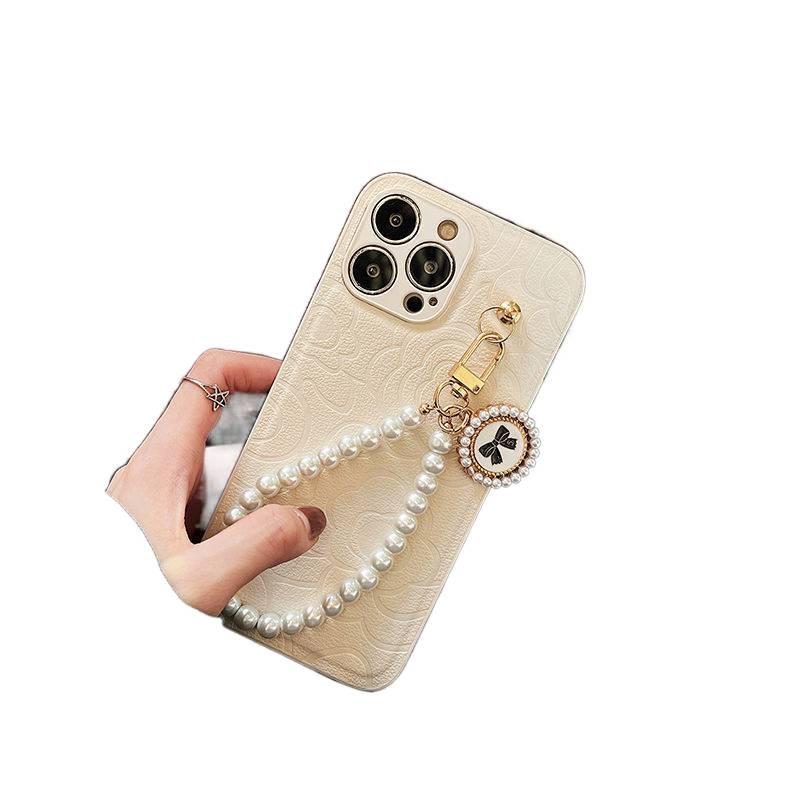 LS غطاء واقي بملمس جلد لـ iPhone 16 / 16 Plus / 16 Pro / 16 Pro Max مع حماية من السقوط وتغطية كاملة مع مقاوم للصدمات مع نقش الكاميليا مع سوار لؤلؤ باللون أبيض باللون الأبيض - Image 3