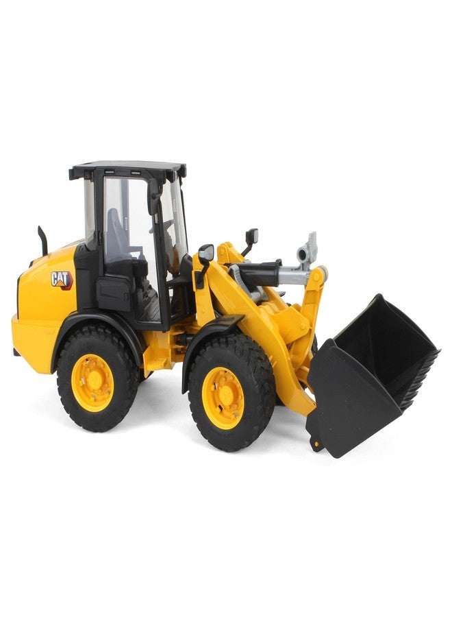 Bruder 02486 CAT Wheel Loader - Image 2