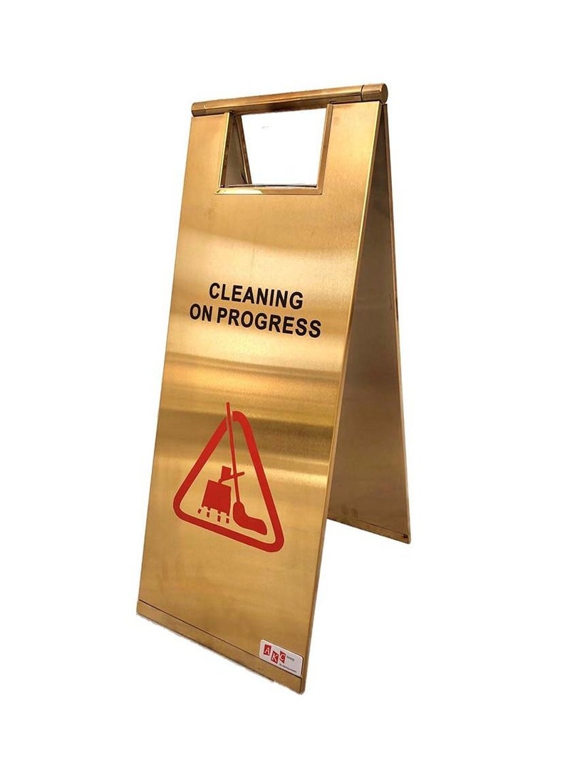 التنظيف قيد التقدم علامة تحذير باللون الذهبي